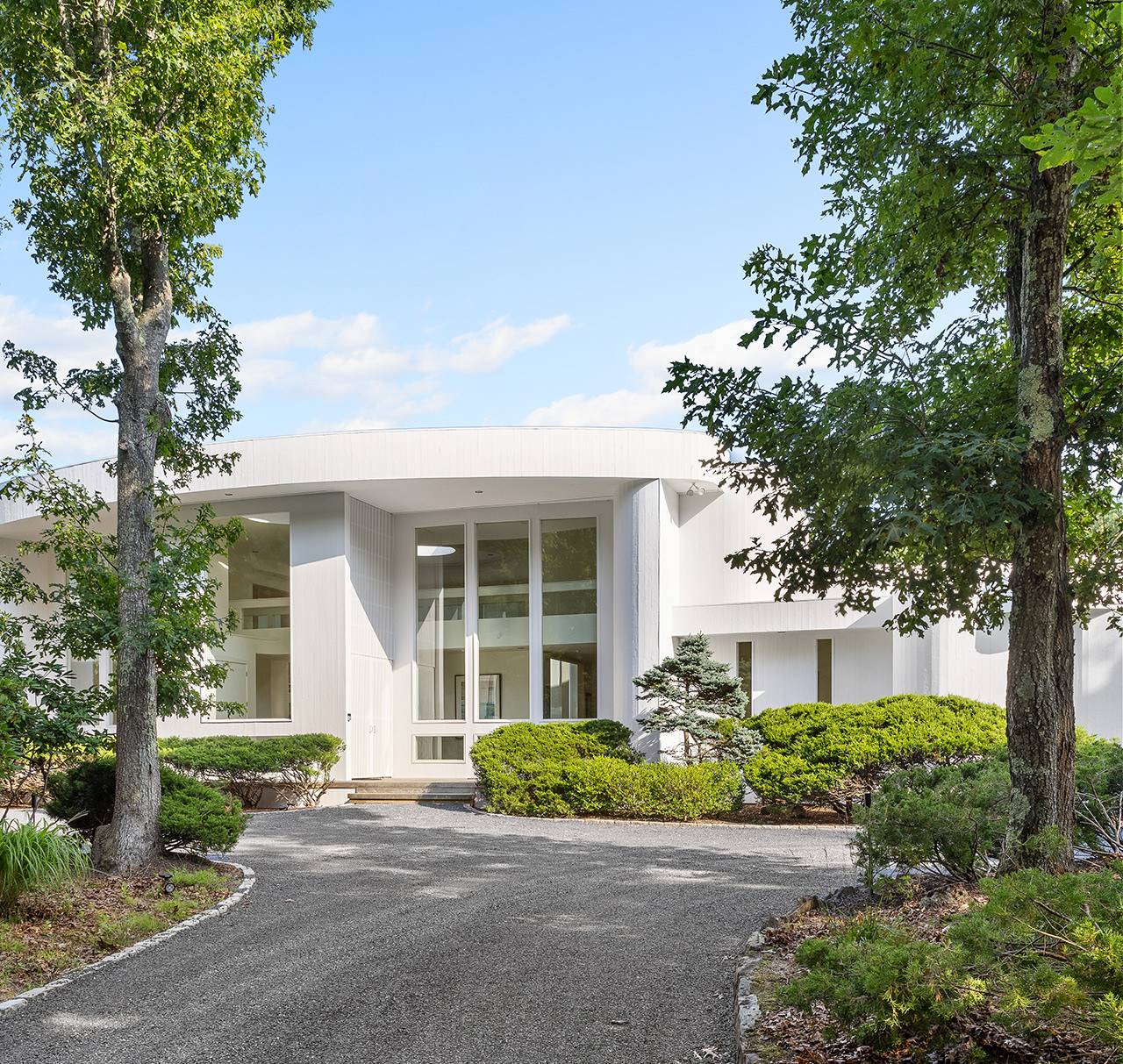 147 Old Northwest Road East Hampton, NY 11937 - Photo 4 of 45 front view of a house with a garden