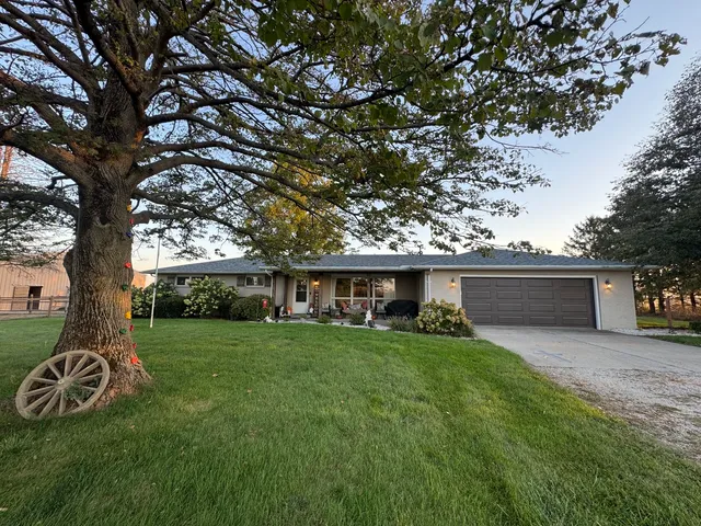 a view of a house with backyard and garden