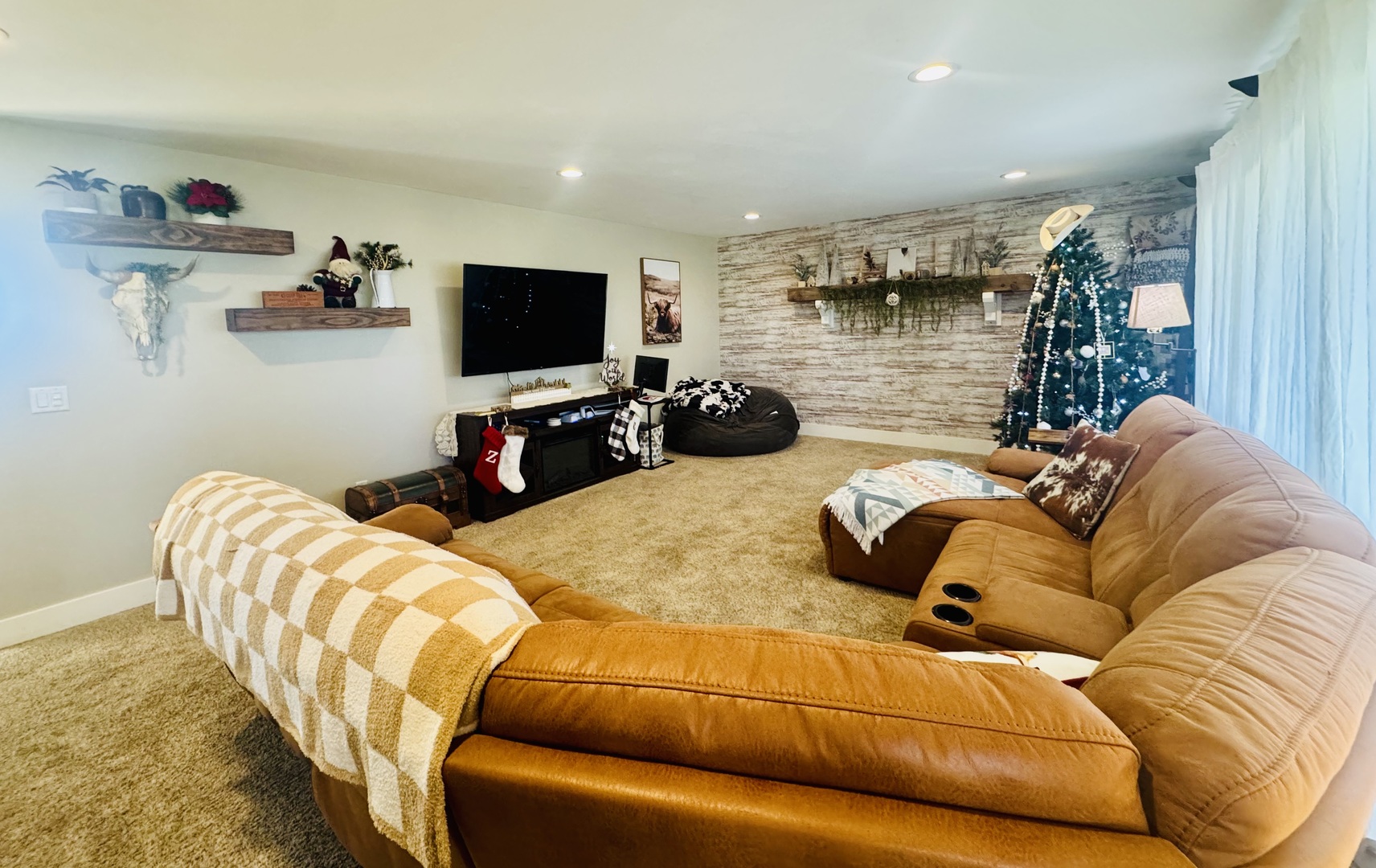 12944 Ospur Road Clinton, IL 61727 - Photo 2 of 21 a living room with furniture and a flat screen tv