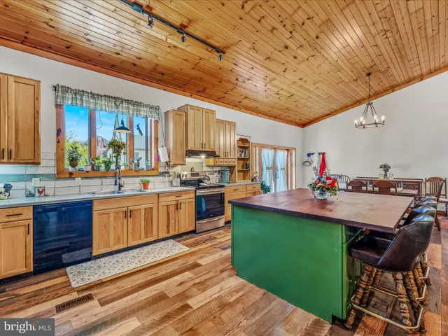 a view of a kitchen and kitchen island