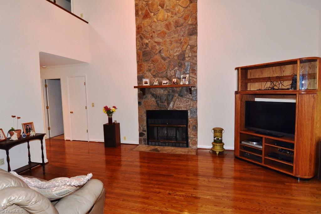 6903 Ridge Haven Road Greensboro, NC 27410 - Photo 3 of 27 Living Room