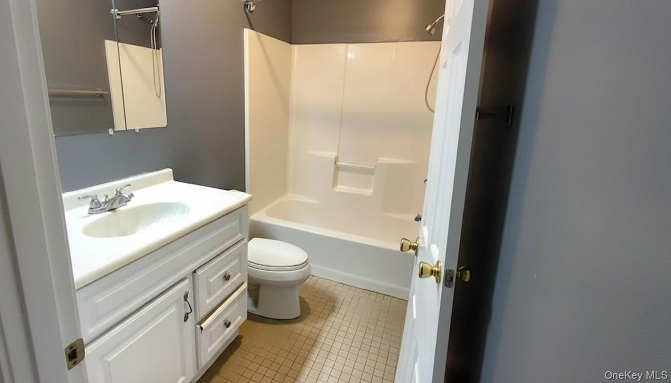 10 State Street, Unit 2 Poughkeepsie, NY 12601 - Photo 9 of 12 Full bathroom