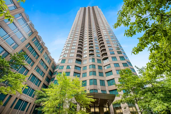 $2,850 | 400 North LaSalle Drive, Unit 2408, Chicago, IL 60654
