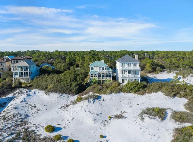 a view of entryway with outdoor area