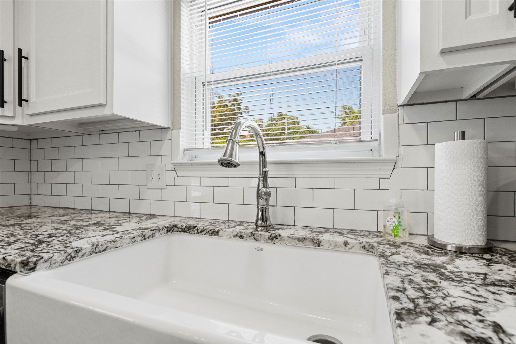 6031 McKnight Street Houston, TX 77035 - Photo 18 of 37 Large farmhouse sink.