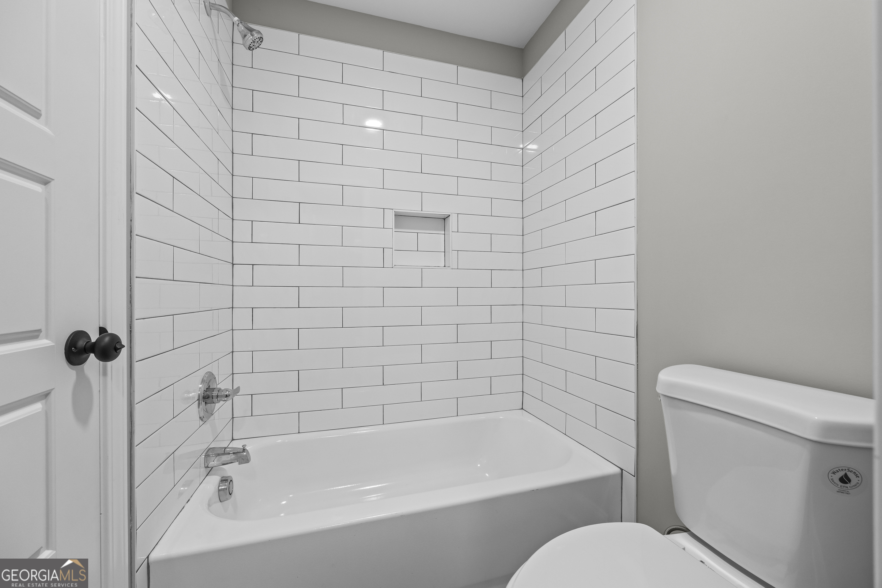 119 Gordon Road Commerce, GA 30530 - Photo 26 of 40 a bathroom with a toilet and a bathtub