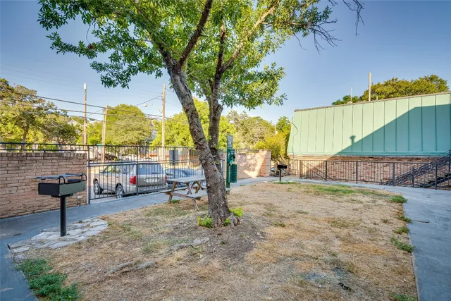 $875 | 307 East 31st Street, Unit 205, Austin, TX 78705