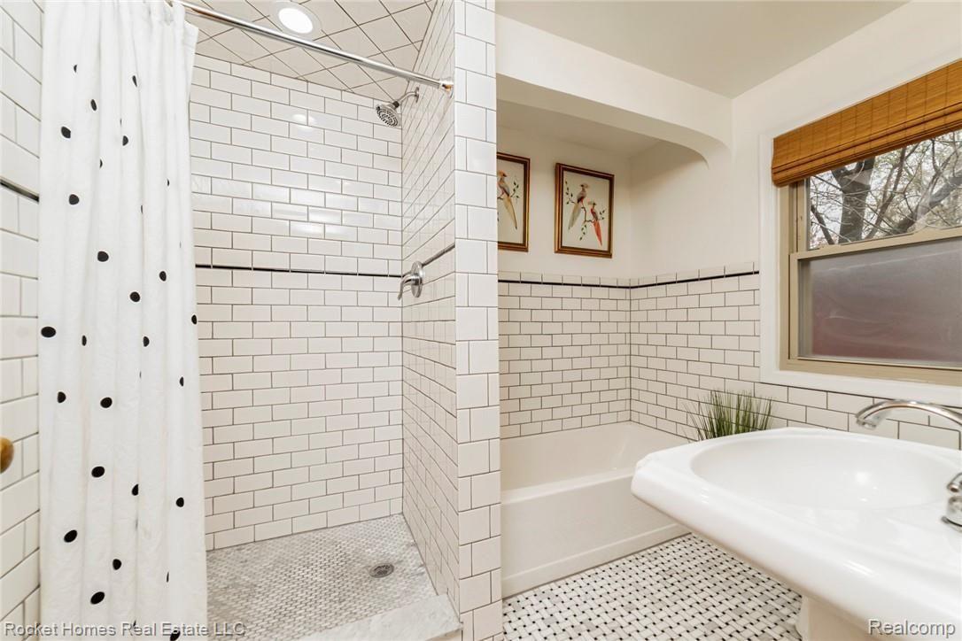 16525 Huntington Road Detroit, MI 48219 - Photo 18 of 24 018-photo-bathroom-7010510.jpg