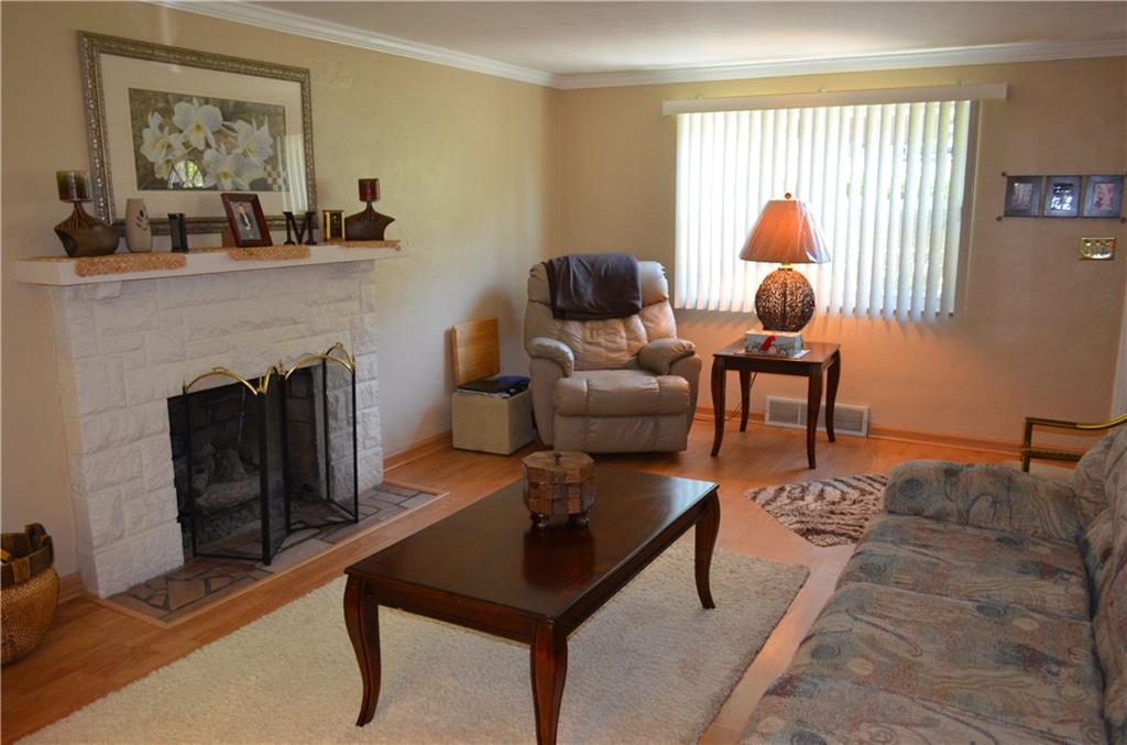 474 Haverhill Road Mt. Lebanon, PA 15228 - Photo 2 of 20 Living Room / Laminate Floors, moldings