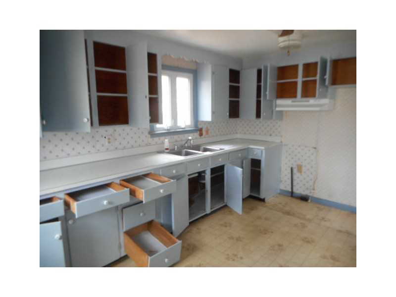 34 Ridgeway Drive Warren, RI 02885 - Photo 4 of 14 Kitchen.