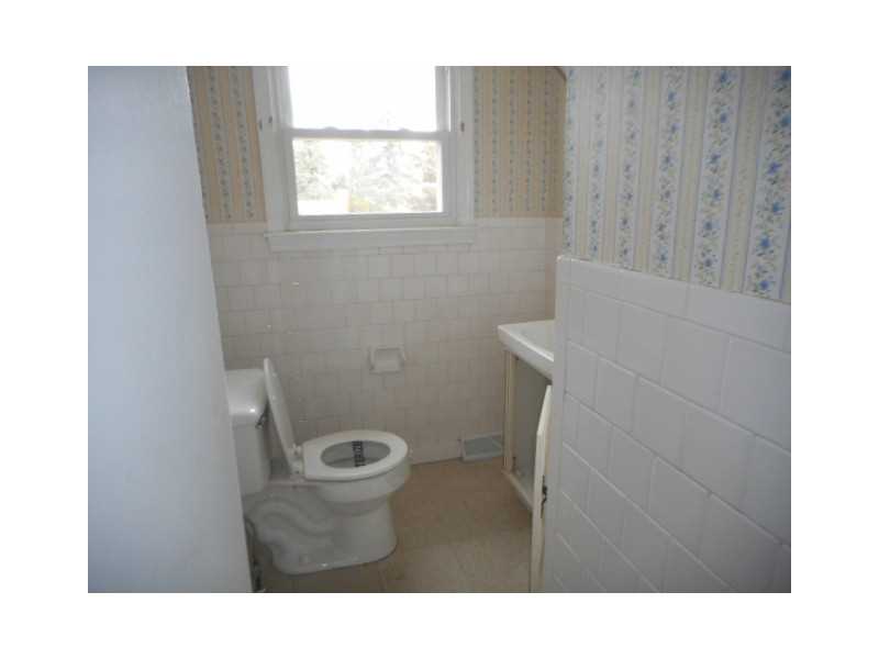 34 Ridgeway Drive Warren, RI 02885 - Photo 10 of 14 Bathroom.