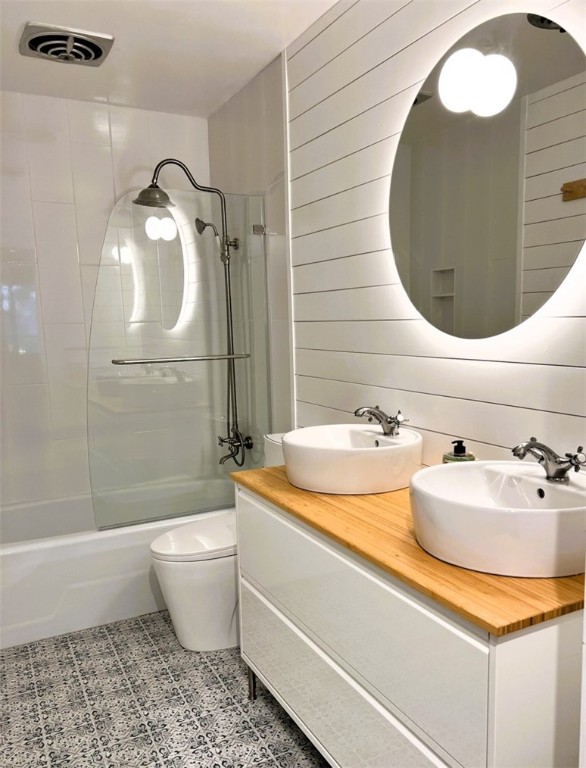 1908 37th Avenue Vero Beach, FL 32960 - Photo 20 of 34 a bathroom with a granite countertop sink mirror toilet and bathtub