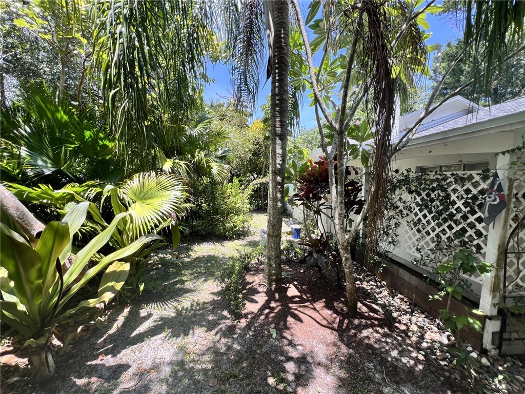 1908 37th Avenue Vero Beach, FL 32960 - Photo 33 of 34 a backyard of a house with lots of green space