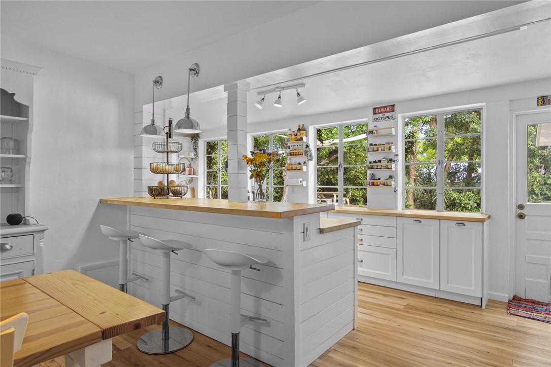 1908 37th Avenue Vero Beach, FL 32960 - Photo 4 of 34 a living room with furniture and window