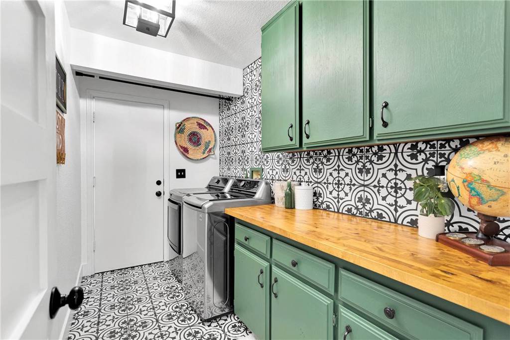 37077 Coyote Lake Road Newberry Springs, CA 92365 - Photo 21 of 58 a bathroom with a sink and a mirror