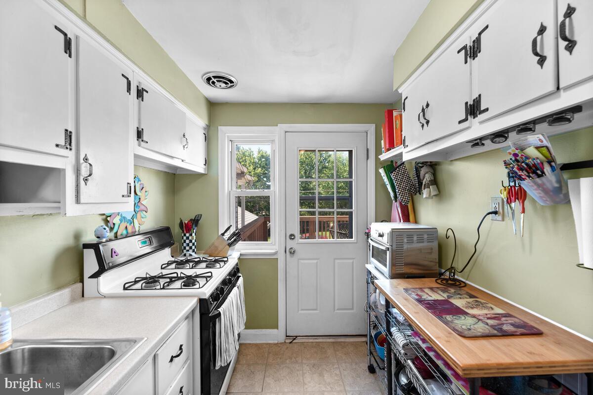 1023 Downton Road Baltimore, MD 21227 - Photo 12 of 37