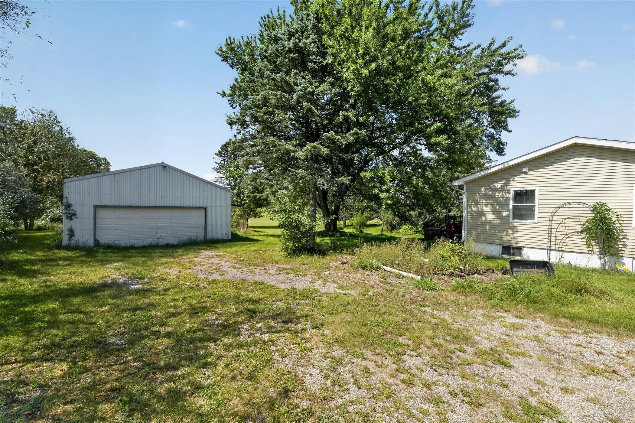15601 Devonshire Pinckney, MI 48169 - Photo 22 of 33 36-15601-Devonshire-WindowStill-Photogra