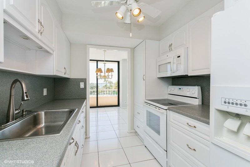 5510 North Ocean Drive, Unit 3D Singer Island, FL 33404 - Photo 13 of 31 Kitchen