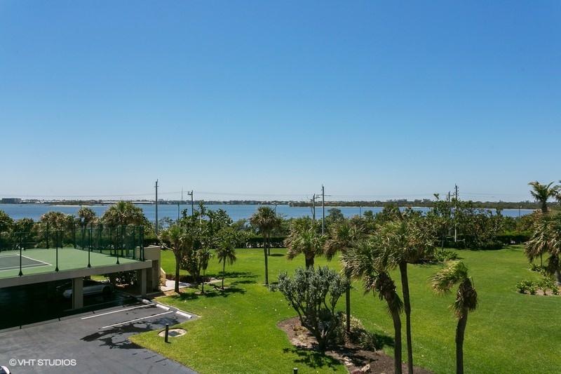 5510 North Ocean Drive, Unit 3D Singer Island, FL 33404 - Photo 26 of 31 21_5510NOceanBlvd_Unit3d_147_View_FlexML