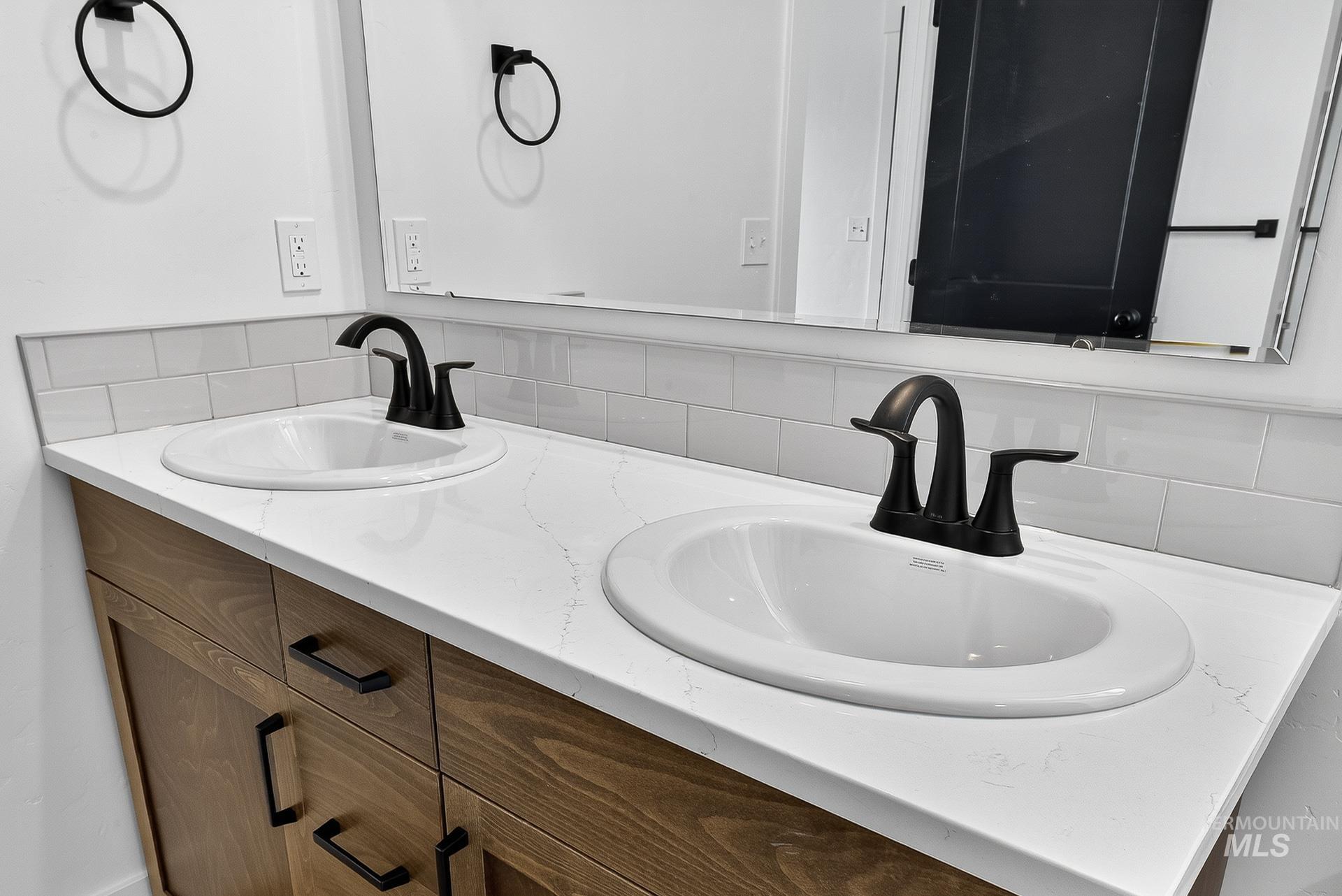 1164 Velvet Loop Wilder, ID 83676 - Photo 21 of 35 Full bathroom with double vanity and decorative backsplash