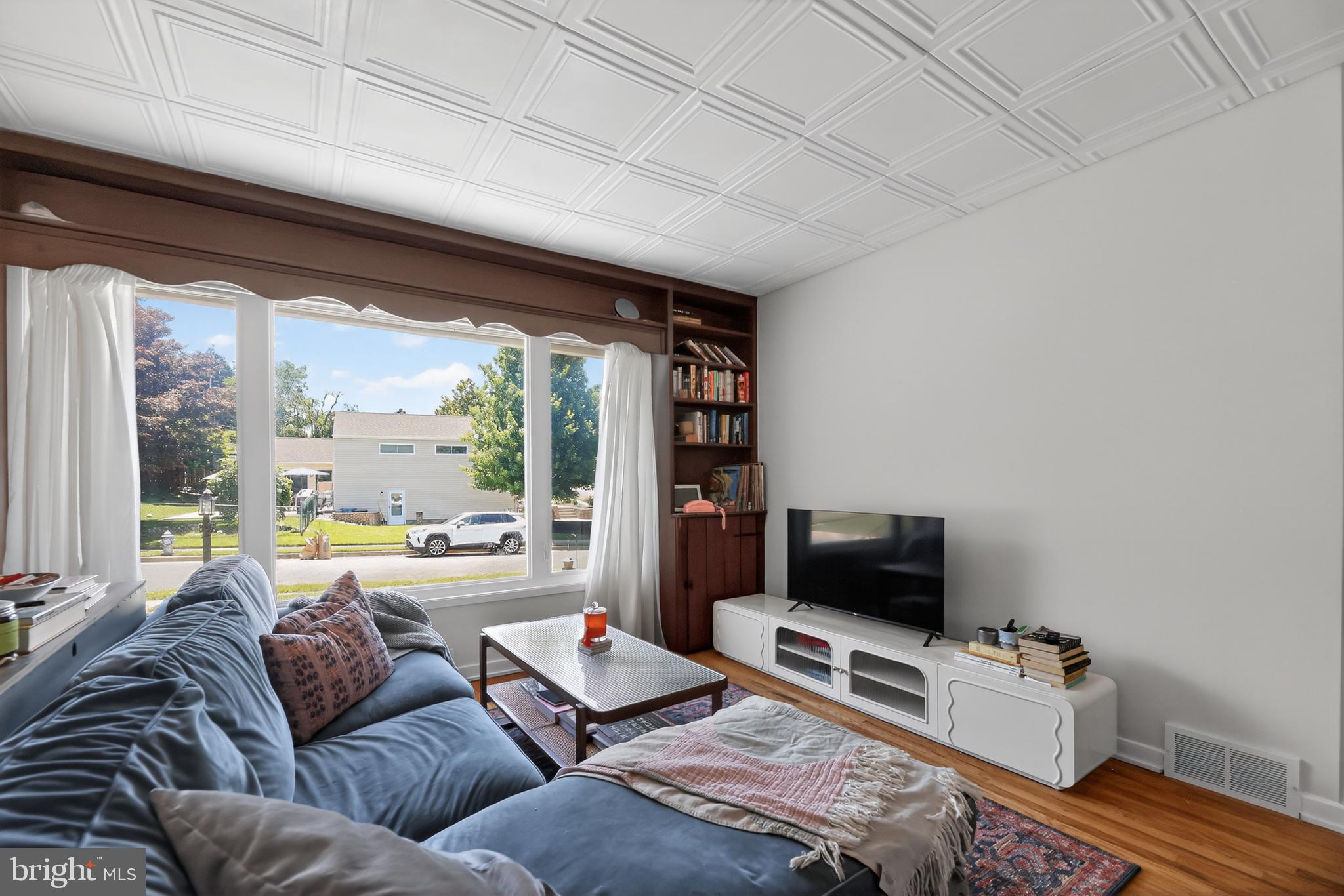 504 Louise Road Glenside, PA 19038 - Photo 6 of 41 Bright and inviting living space.