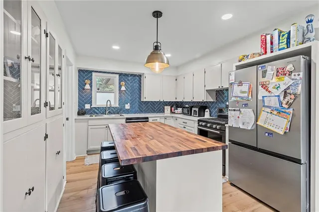 $385,000 | 6620 West 56th Street, Mission, KS 66202