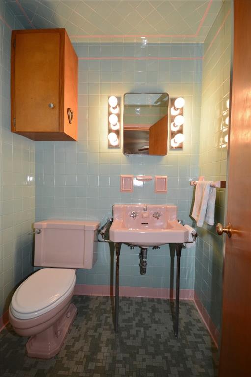6651 Landview Road Pittsburgh, PA 15217 - Photo 11 of 19 Adorable en-suite bathroom