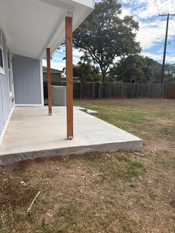 a view of a backyard