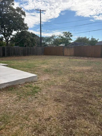 a view of a backyard