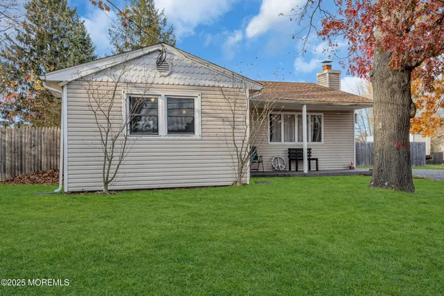 a view of a house with a yard