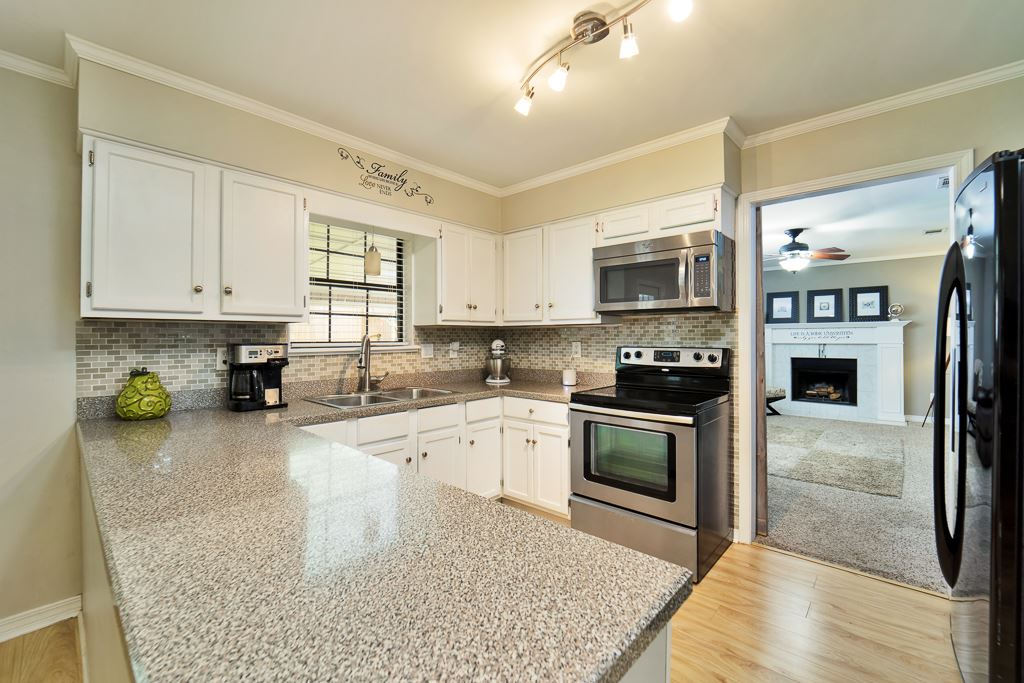113 Avon Circle East Daphne, AL 36526 - Photo 14 of 34 Kitchen