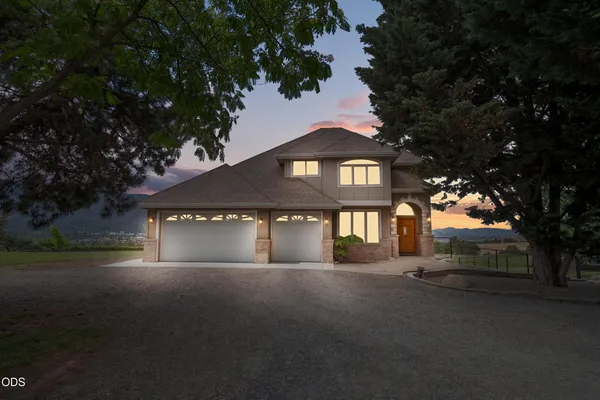 $1,899,000 | 40 Ashland Acres Street, Ashland, OR 97520