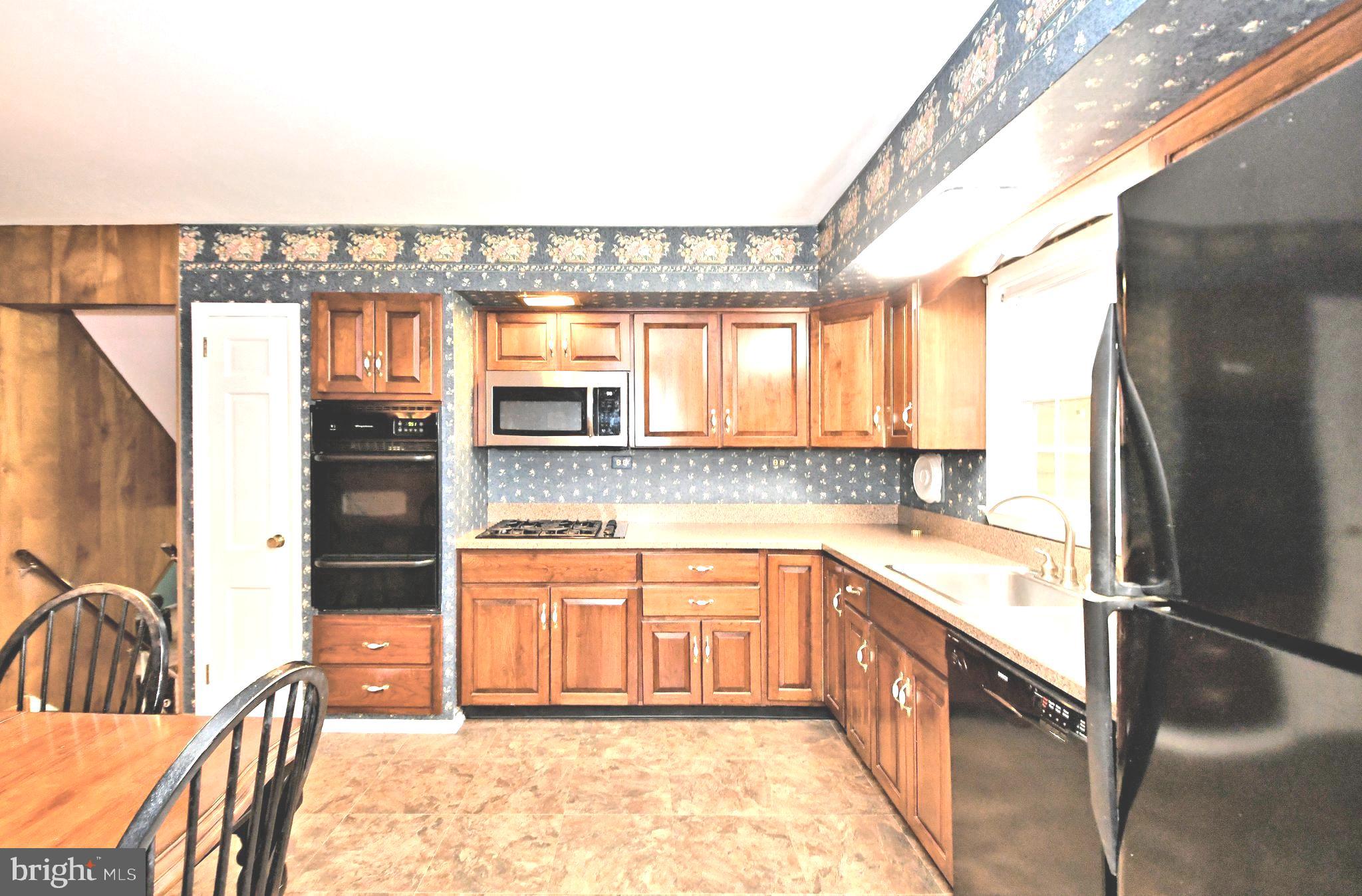 1669 Kenmare Drive Dresher, PA 19025 - Photo 9 of 29 Solid wood cabinets, gas cooking, s/s sink