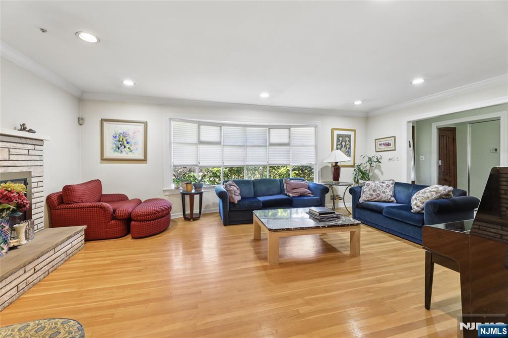 384 Rutland Avenue Teaneck, NJ 07666 - Photo 5 of 36