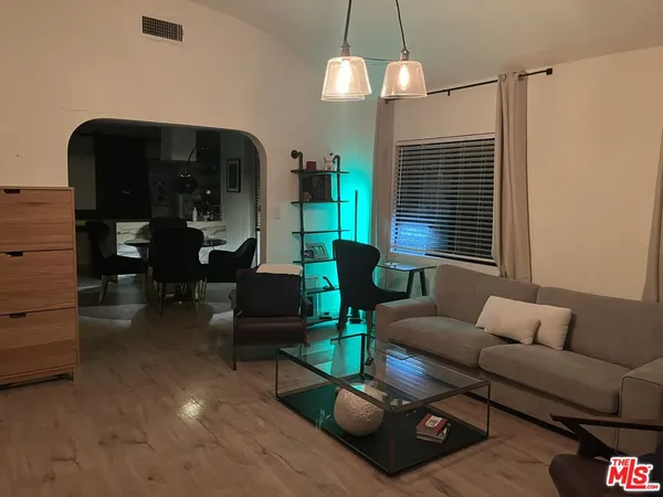 $5,500 | 643 North Vista Street, Los Angeles, CA 90036