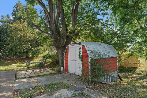 a view of a back yard