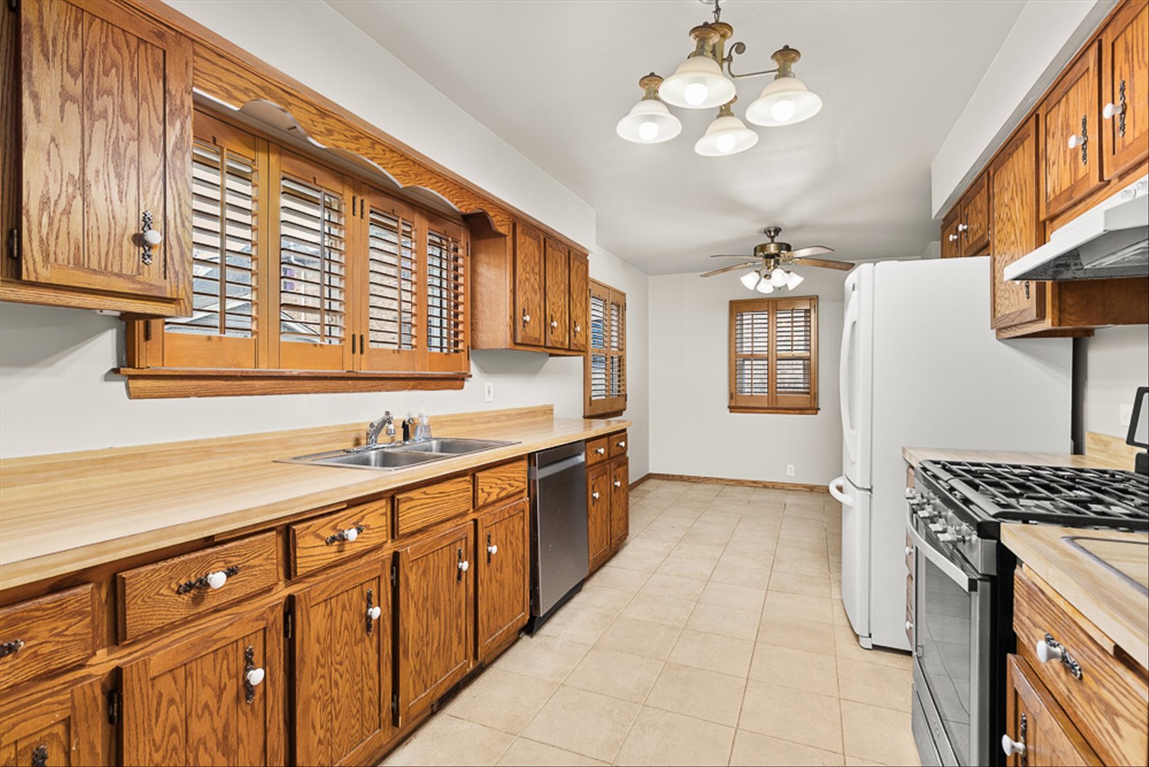 5631 South Oak Street Hinsdale, IL 60521 - Photo 11 of 38 a kitchen with stainless steel appliances granite countertop a stove and cabinets
