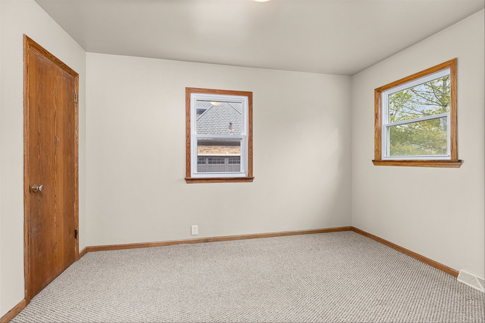 5631 South Oak Street Hinsdale, IL 60521 - Photo 12 of 38 an empty room with windows