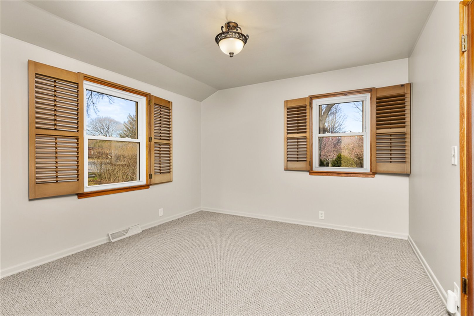 5631 South Oak Street Hinsdale, IL 60521 - Photo 14 of 38 a view of an empty room with a window
