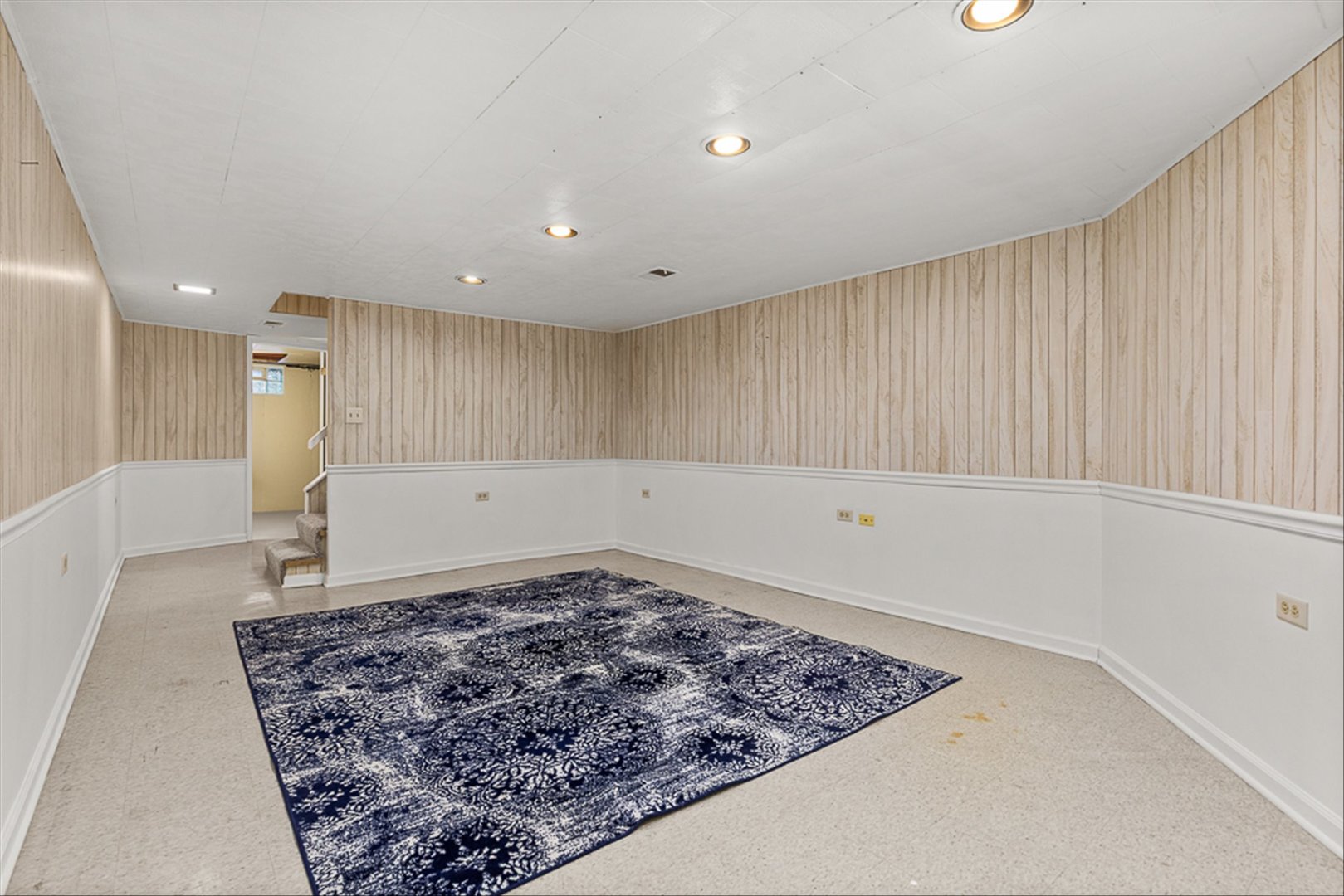 5631 South Oak Street Hinsdale, IL 60521 - Photo 25 of 38 a view of a large entryway in kitchen and kitchen