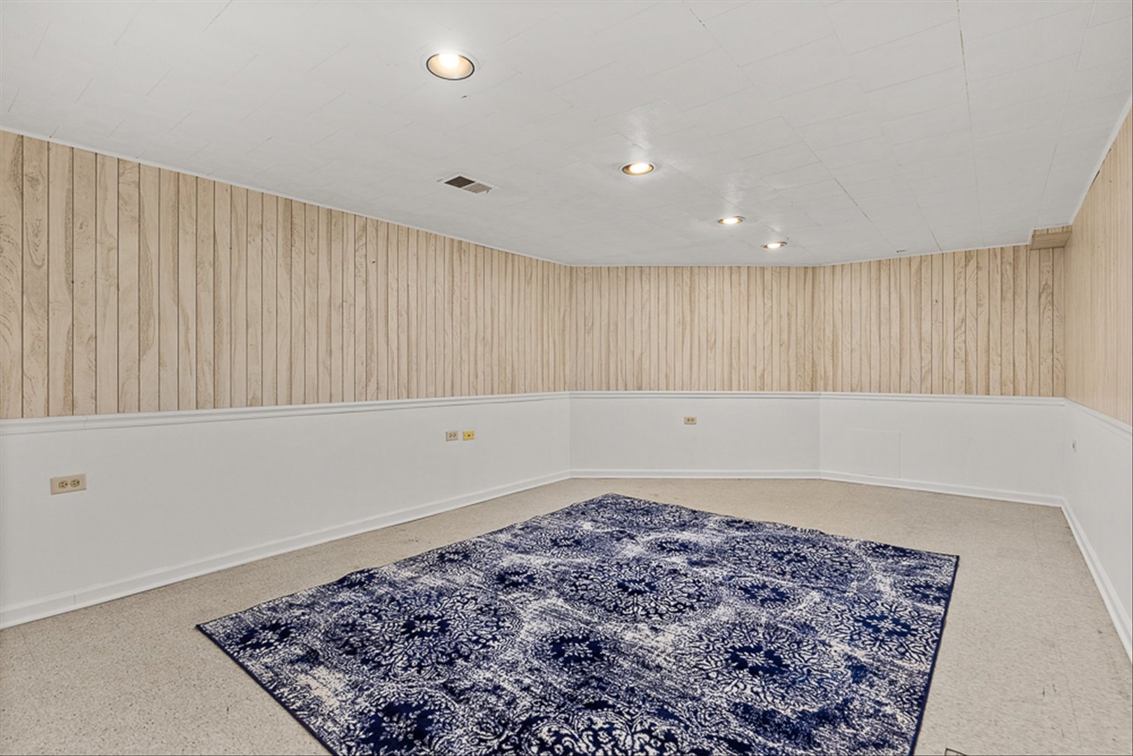 5631 South Oak Street Hinsdale, IL 60521 - Photo 26 of 38 a view of a room with a rug and a window