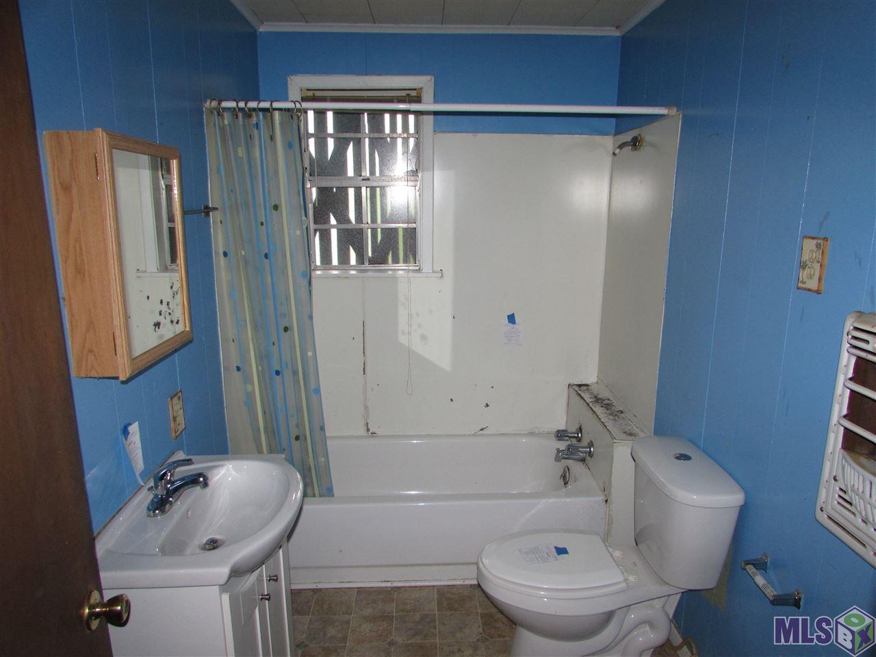 368 Adams Street Raceland, LA 70394 - Photo 6 of 10 BATHROOM