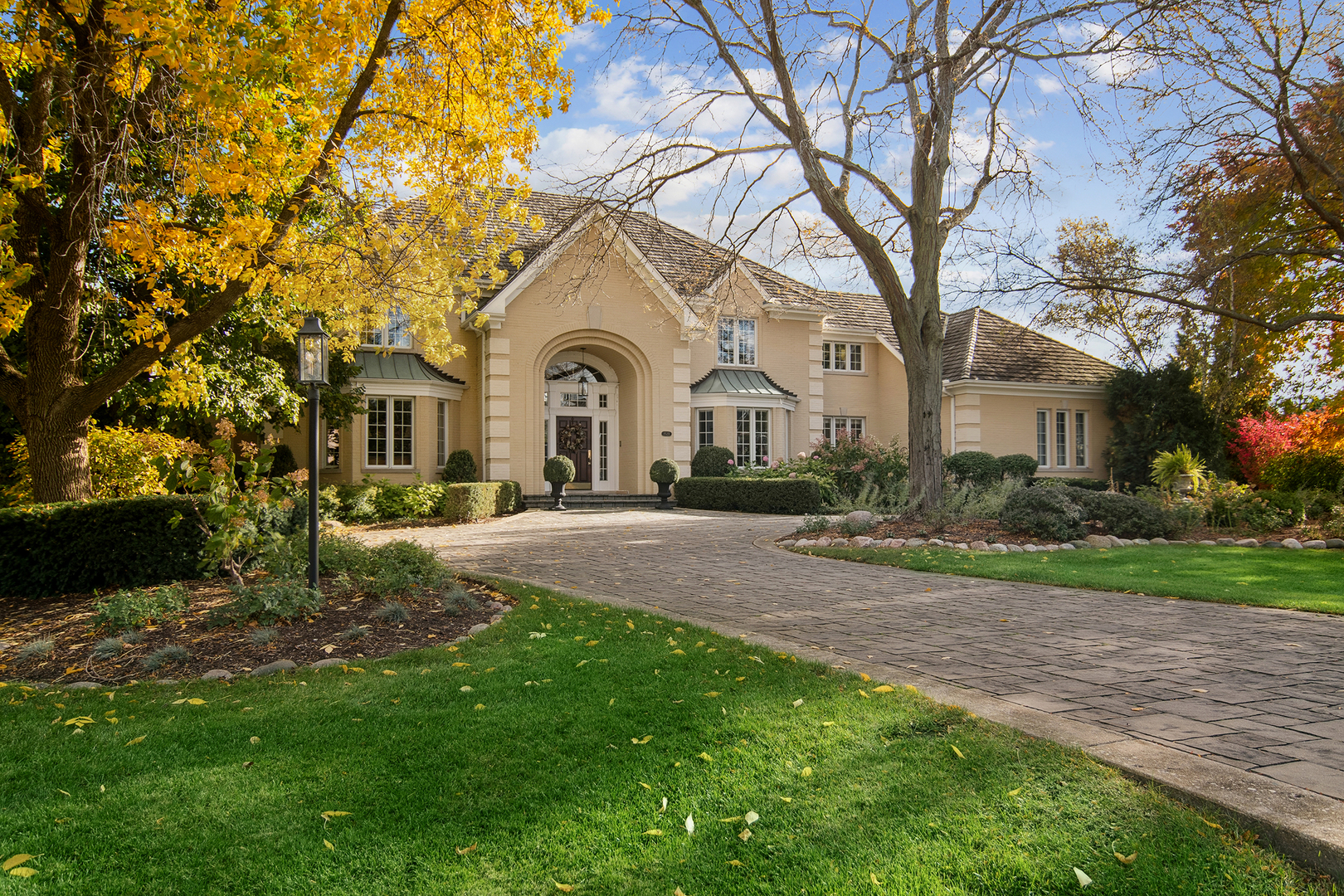 1520 MacAlpin Circle Inverness, IL 60010 - Photo 52 of 58 a front view of a house with garden