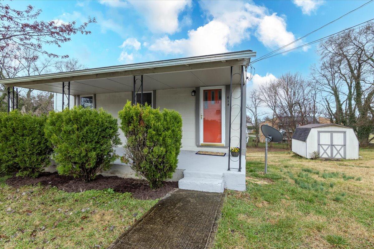 614-600 North Mill Road Salem, VA 24153 - Photo 3 of 25 03-3 103 Woodlawn Dr Rcoky Mount-1635-HD