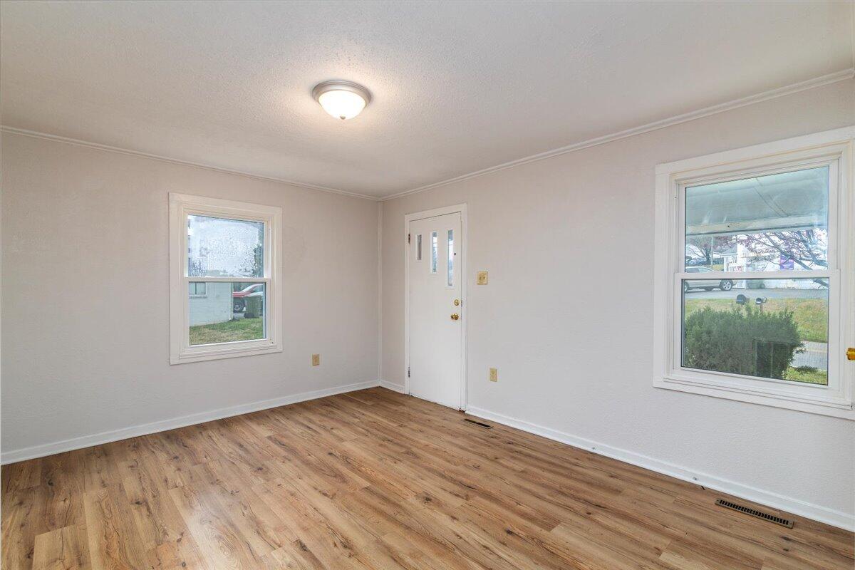 614-600 North Mill Road Salem, VA 24153 - Photo 7 of 25 08-8 103 Woodlawn Dr Rcoky Mount-1572-Ed