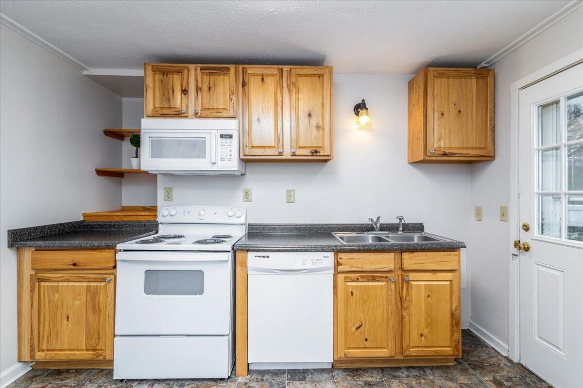 614-600 North Mill Road Salem, VA 24153 - Photo 8 of 25 09-9 103 Woodlawn Dr Rcoky Mount-1577-Ed