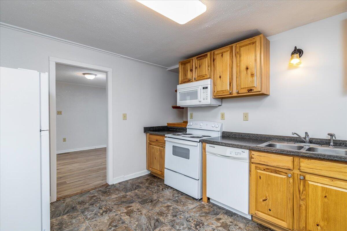 614-600 North Mill Road Salem, VA 24153 - Photo 9 of 25 10-10 103 Woodlawn Dr Rcoky Mount-1581-E