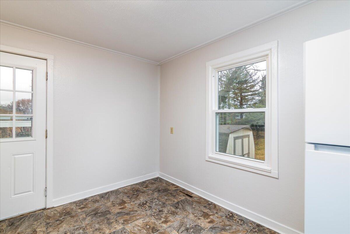 614-600 North Mill Road Salem, VA 24153 - Photo 10 of 25 11-11 103 Woodlawn Dr Rcoky Mount-1584-E