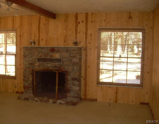 341 Riverside Avenue Sugarloaf, CA 92386 - Photo 2 of 8 Living Room.
