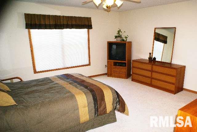 4955 Heatherstone Road Bettendorf, IA 52722 - Photo 4 of 9 Gallery Image 4